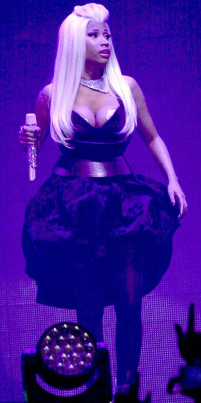 Nicki Minaj Suffers Wardrobe Malfunction On Stage At Manchester S Men Arena Facenfacts