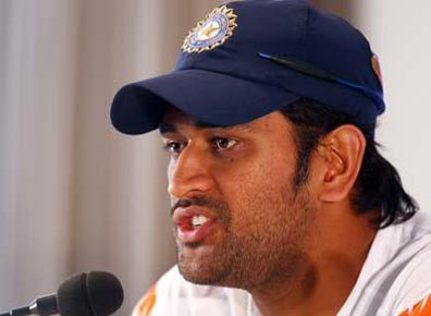 Dhoni rubbishes reports of rift in dressing room