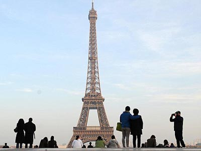 Horror as tourist climbs the Eiffel tower and then jumps to his death