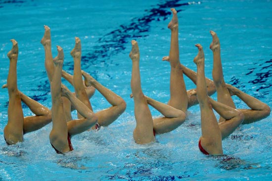 Dancing on water, amazing synchrony on display