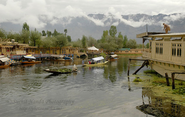 Houseboats on Dal Lake are waiting for you