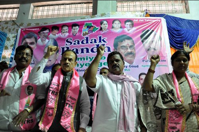  'Sadak Bandh' success for Telangana, Road blockade on Hyderabad highway