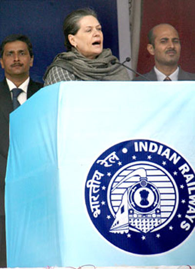 Manmohan Singh, Sonia Gandhi address rally in J&K, rail line to be inaugurated tomorrow