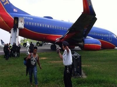 Landing gear on Southwest Airlines jetliner collapses at New York's ...