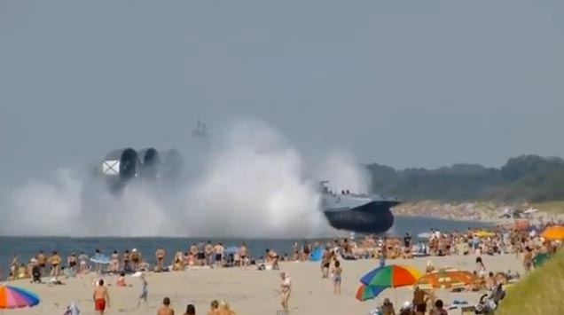 Massive hovercraft lands on crowded Russian beach, the 550-ton vessel ...