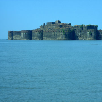 13 students on picnic drown in Maharashtra's Murud-Janjira beach