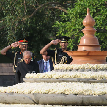 Nation remembers Rajiv Gandhi, the visionary PM of India on his 25th ...