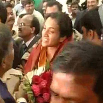 PV Sindhu accorded grand welcome on homecoming, takes victory ride on open-top bus