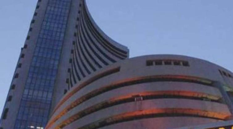 Sensex surrenders early gains as IT stocks crack