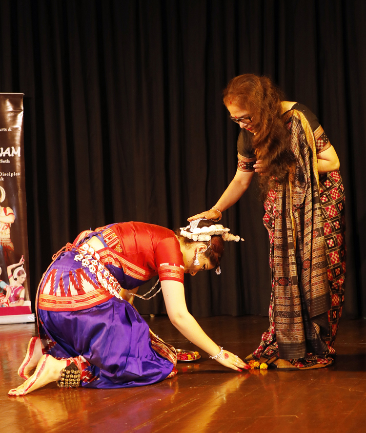 Devika Seth with her Guru Alpana Nayak during Bhoomi Pranam 2024